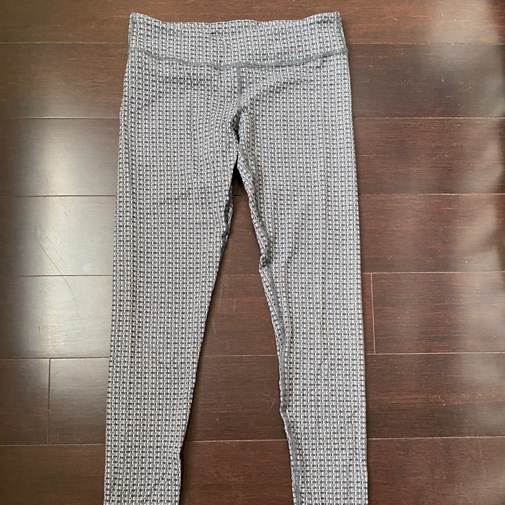 Ivivva grey leggings with grey checkered pattern
